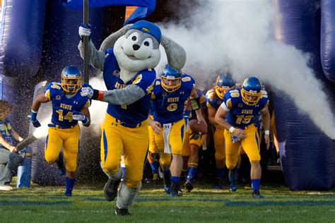 Sdsu jackrabbits football - Nov 29, 2023 · The Jackrabbits secured the Missouri Valley Football Conference's automatic bid to the 2023 playoffs, assuring SDSU of its 12th consecutive postseason appearance and 13th overall at the FCS level. MVFC rival North Dakota State holds the longest active streak with 14 consecutive trips to the playoffs after gaining an at-large berth to the 2023 ... 